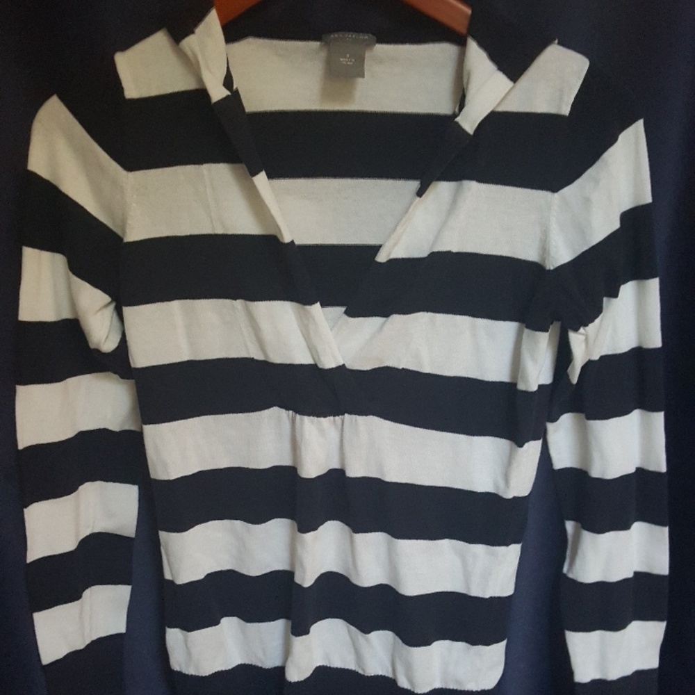 ANN TAYLOR SIZE SMALL BLACK AND WHITE HOODED TOP